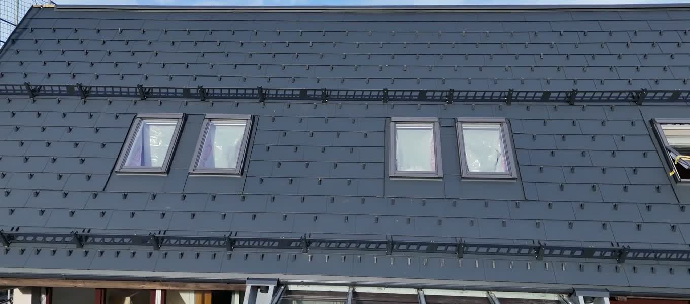 Neue Dachflächenfenster am anthrazitfarbenen Dach
