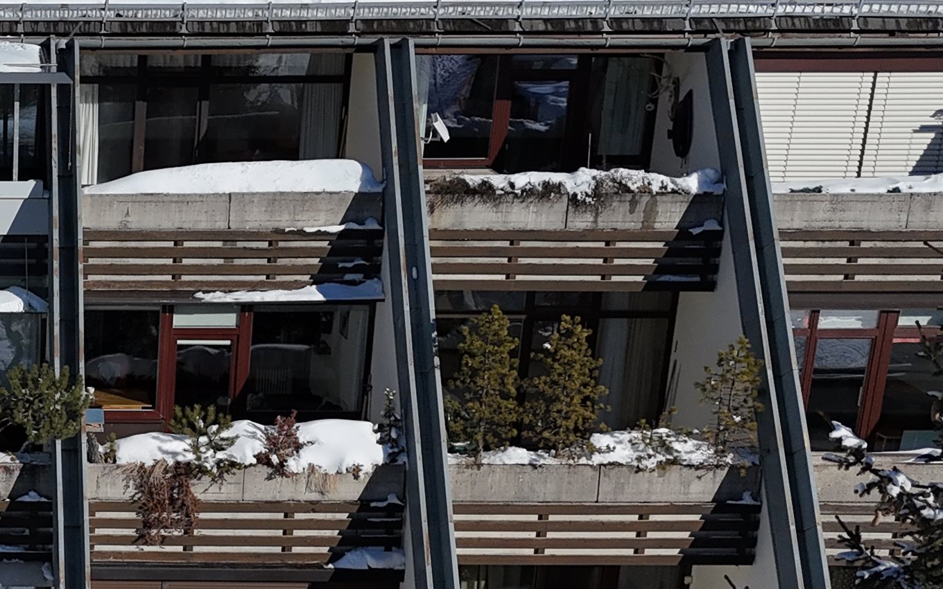 Heutiger Bestand: braune Fenster mit Mitteltüre und Holzlatten